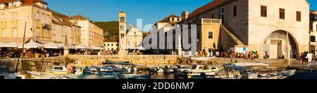 Photo panoramique de la place St Stephens et de la cathédrale St Stephens dans le centre-ville de Hvar, île de Hvar, Dalmatie, Croatie Banque D'Images