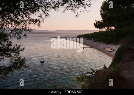 Photo de la plage de Zlatni Rat au coucher du soleil, bol, île de Brac, côte dalmate, Croatie, Europe Banque D'Images