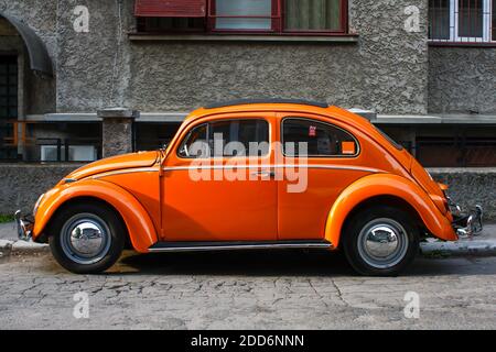 Bucarest, Roumanie - 20 avril 2009 : voiture Volkswagen d'époque orange dans une rue de Bucarest. Banque D'Images