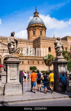 Visite touristique de la cathédrale de Palerme (Duomo di Palermo) depuis la via Vittorio Emanuele, la rue principale de Palerme, la Sicile, l'Italie, l'Europe Banque D'Images