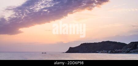 Coucher de soleil en Sicile, photo panoramique du phare du cap Rossello vu de Scala dei Turchi, Realmonte, Agrigento, Sicile, Italie, Europe Banque D'Images