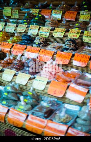 Palerme, épices à vendre au marché Capo, un marché des fruits, légumes et de l'alimentation générale à Palerme, Sicile, Italie, Europe Banque D'Images
