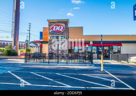 Augusta, GA / USA - 11 20 20: DQ Dairy Queen gros plan du bâtiment Banque D'Images