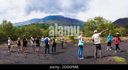 Photo panoramique des touristes lors d'une visite du volcan de l'Etna, exploration d'un vieux flux de lave, Sicile, site classé au patrimoine mondial de l'UNESCO, Italie, Europe Banque D'Images