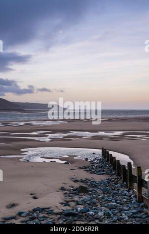 Vagues (grins) au lever du soleil, port de Barmouth, Gwynedd, pays de Galles du Nord, pays de Galles, Royaume-Uni, Europe Banque D'Images