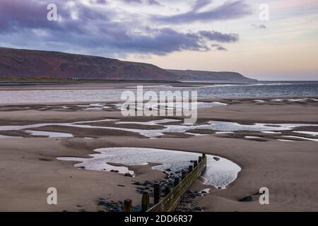 Vagues (grins) au lever du soleil, port de Barmouth, Gwynedd, pays de Galles du Nord, pays de Galles, Royaume-Uni, Europe Banque D'Images