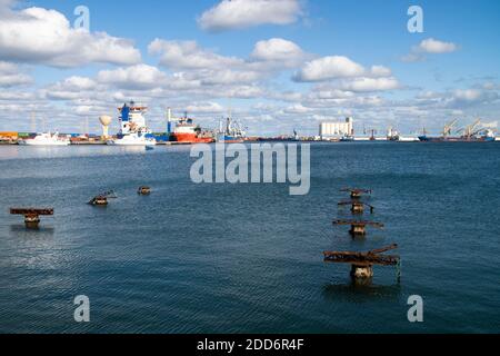 Port maritime par temps nuageux, Tripoli, Libye Banque D'Images