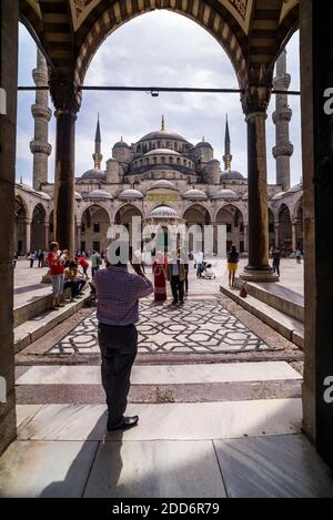 Touristes prenant une photo à la Mosquée bleue (mosquée Sultan Ahmed ou Sultan Ahmet Camii), Istanbul, Turquie, Europe de l'est Banque D'Images