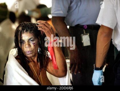 PAS DE FILM, PAS DE VIDÉO, PAS de télévision, PAS DE DOCUMENTAIRE - UN migrant haïtien attend d'autres soins médicaux à l'intérieur de la station de secours de Hallandale Beach début mercredi sur Hallandale Beach en Floride, le 28 mars 2007. Plus de 100 migrants haïtiens famés ont semé les vagues et ont été mis en quinconce à terre après que leur voilier en bois, fragile, ait échoué. Photo de Marsha Halper/Miami Herald/MCT/ABACAPRESS.COM Banque D'Images