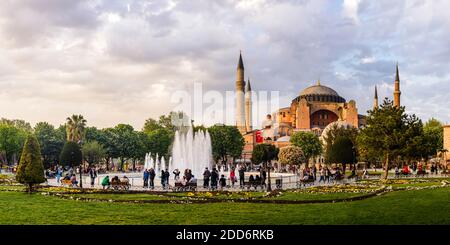 Sainte-Sophie (Aya Sofya) vue depuis le parc et les jardins de la place Sultanahmet, Istanbul, Turquie, Europe de l'est Banque D'Images