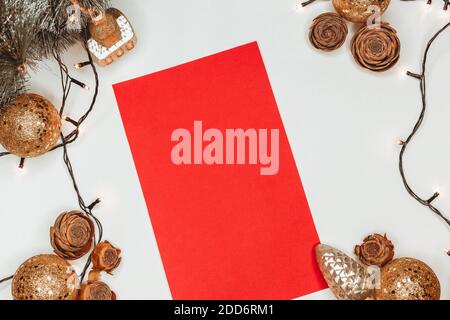 Feuille vierge de papier rouge sur fond blanc parmi les décorations de noël, platly Banque D'Images