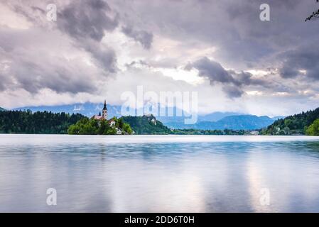 Île du Lac Bled, château du Lac Bled et église de l'Assomption de Sainte Marie, Alpes juliennes, Gorenjska, région de la haute-Carniola, Slovénie, Europe Banque D'Images