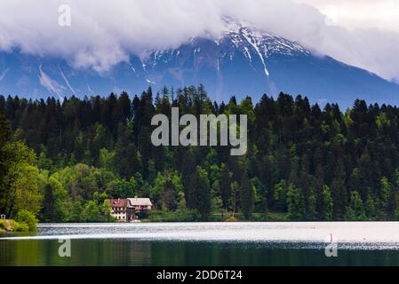 Montagnes s'élevant au-dessus d'une maison au lac de Bled, Alpes juliennes, Gorenjska, Slovénie, Europe Banque D'Images