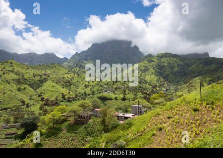 Paysage montagneux vert de l'île de Santiago en saison de pluie - Cape Vert Banque D'Images