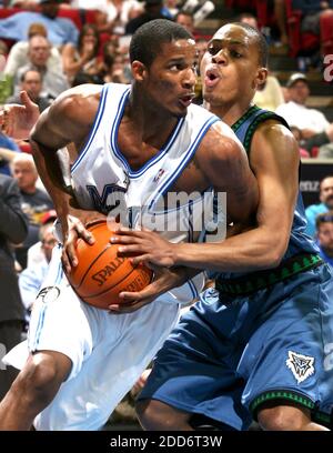 PAS DE FILM, PAS DE VIDÉO, PAS de TV, PAS DE DOCUMENTAIRE - Minnesota Timberwolves rookie Randy Foye (à droite) défend Orlando Magic forward Trevor Ariza pendant l'action de jeu à l'Amway Arena à Orlando, Floride, États-Unis, le 1er avril 2007. Les Timberwolves ont vaincu la Magic 105-104 en heures supplémentaires. Photo de Jacob Langston/Orlando Sentinel/MCT/Cameleon/ABACAPRESS.COM Banque D'Images