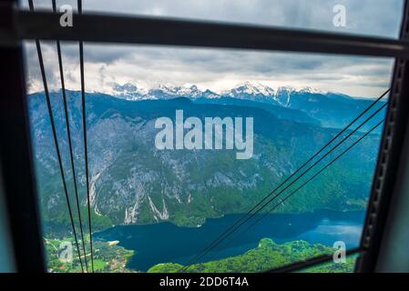 Lac de Bohinj (Bohinjsko Jezero) vu du téléphérique à la station de ski de Vogel, parc national de Triglav, Alpes juliennes, Slovénie, Europe Banque D'Images