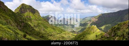 Paysage montagneux vert de l'île de Santiago en saison de pluie - Cape Vert Banque D'Images