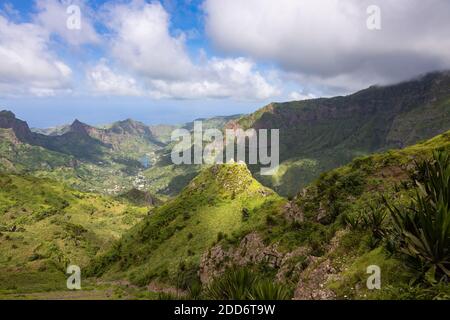 Paysage montagneux vert de l'île de Santiago en saison de pluie - Cape Vert Banque D'Images