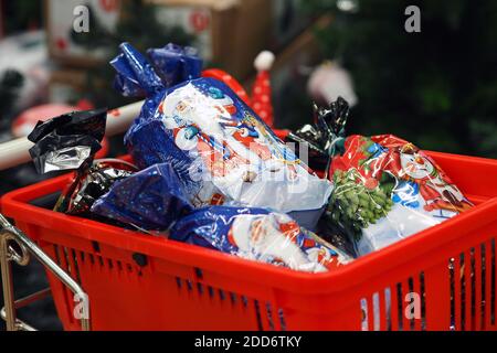 Nouvel an et Noël. Cadeaux de Noël en emballage de vacances. Boutique de cadeaux du nouvel an. Banque D'Images