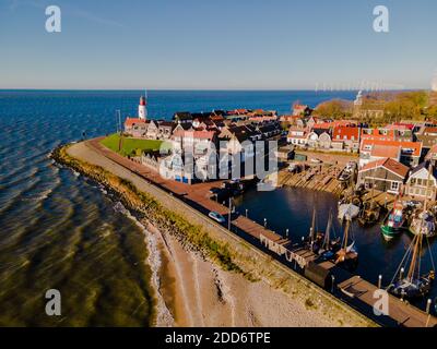 Phare d'Urk avec vieux port au coucher du soleil, Urk est un petit village au bord du lac Ijsselmeer dans la région de Flevoland aux pays-Bas. plage et port d'Urk Banque D'Images