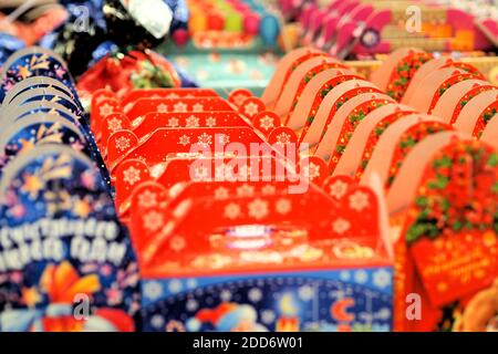 Nouvel an et Noël. Cadeaux de Noël en emballage de vacances. Boutique de cadeaux du nouvel an. Banque D'Images