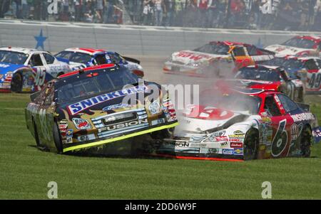 PAS DE FILM, PAS DE VIDÉO, PAS de TV, PAS DE DOCUMENTAIRE - Ricky Rudd (88) collides avec Davad Ragan au deuxième tour de la NASCAR Nextel Cup Samsung 500 course au Texas Motor Speedway à fort Worth, TX, USA le 15 avril 2007. Photo de David Kent/fort Worth Star-Telegram/MCT/Cameleon/ABACAPRESS.COM Banque D'Images