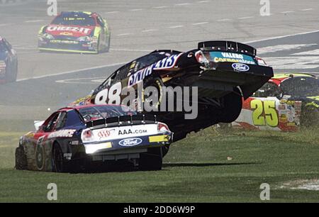PAS DE FILM, PAS DE VIDÉO, PAS de TV, PAS DE DOCUMENTAIRE - Ricky Rudd (88) monte dans les airs après avoir tourné dans David Ragan (6) sur le deuxième tour de la NASCAR Nextel Cup Samsung 500 course au Texas Motor Speedway à fort Worth, TX, USA le 15 avril 2007. Photo de Gregg Ellman/fort Worth Star-Telegram/MCT/Cameleon/ABACAPRESS.COM Banque D'Images