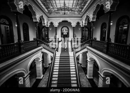 Escalier colonial au Palais des Archevêques à Lima, Pérou, Amérique du Sud Banque D'Images