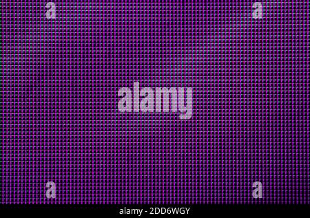 Pixels dans l'échelle macro de l'écran à cristaux liquides. Arrière-plan de la texture de l'écran mural vidéo. Violet avec quelques dégradés diagonaux Banque D'Images