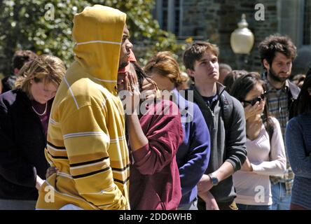 PAS DE FILM, PAS DE VIDÉO, PAS de TV, PAS DE DOCUMENTAIRE - Aaron Fryer réconforte Lamoya Eason comme elle efface les larmes le mardi 17 avril 2007, devant la chapelle Duke à Durham, en Caroline du Nord, pendant une vigile pour les victimes du massacre de lundi à Virginia Tech. Photo de Ted Richardson/Raleigh News & observer/MCT/ABACAPRESS.COM Banque D'Images