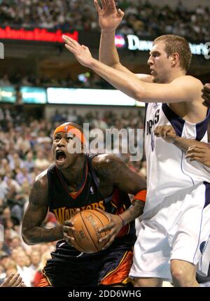 PAS DE FILM, PAS DE VIDÉO, PAS de télévision, PAS DE DOCUMENTAIRE - Dirk Nowitzki de Dallas Mavericks garde Al Harrington des Golden State Warriors lors du match un des éliminatoires de la NBA au American Airlines Center de Dallas, Texas, USA, le 22 avril 2007. Photo de Khampha Bouapheh/fort Worth Star-Telegram/MCT/Cameleon/ABACAPRESS.COM Banque D'Images