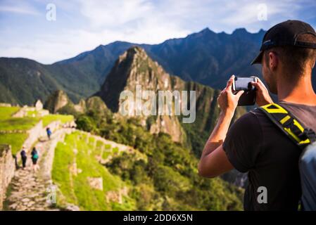 Tourisme prendre une photo de Machu Picchu Inca Ruins, région de Cusco, Pérou, Amérique du Sud Banque D'Images