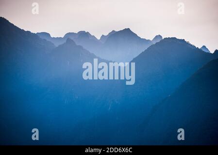 La montagne des Andes au lever du soleil vue de Machu Picchu, région de Cusco, Pérou, Amérique du Sud Banque D'Images