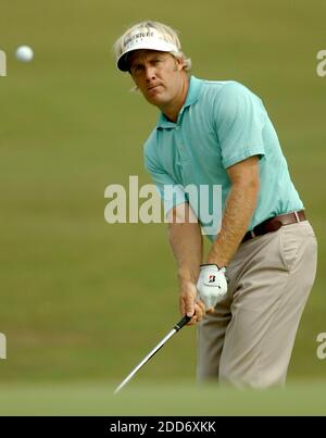 PAS DE FILM, PAS DE VIDÉO, PAS de télévision, PAS DE DOCUMENTAIRE - Stuart Appleby d'Australie regarde le vol de son ballon du 17ème fairway pendant la première partie du Championnat Wachovia au Quail Hollow Club à Charlotte, NC, USA le 3 mai 2007. Photo de Layne Bailey/Charlotte observer/MCT/ABACAPRESS.COM Banque D'Images