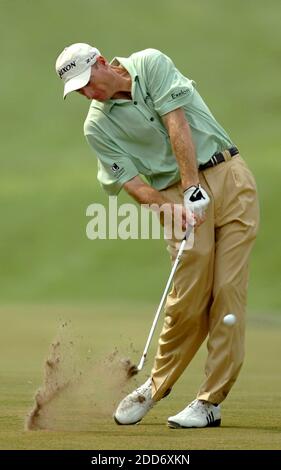 PAS DE FILM, PAS DE VIDÉO, PAS de télévision, PAS DE DOCUMENTAIRE - Jim Furyk des États-Unis fait monter la terre le long de la 17e autoroute, alors qu'il approche le vert lors de la première partie du Championnat Wachovia au Quail Hollow Club à Charlotte, NC, USA le 3 mai 2007. Photo de Layne Bailey/Charlotte observer/MCT/ABACAPRESS.COM Banque D'Images