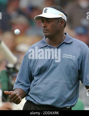 PAS DE FILM, PAS DE VIDÉO, PAS de télévision, PAS DE DOCUMENTAIRE - Vijay Singh de Fidji lance son ballon dans les airs en attendant de sortir de la 17e boîte à tee lors de la première partie du Championnat Wachovia au Quail Hollow Club de Charlotte, NC, USA le 3 mai 2007. Photo de Davie Hinshaw/Charlotte observer/MCT/Cameleon/ABACAPRESS.COM Banque D'Images