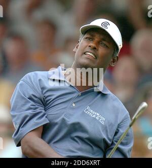 PAS DE FILM, PAS DE VIDÉO, PAS de TV, PAS DE DOCUMENTAIRE - Vijay Singh de Fidji regarde son ballon à partir de la 17e boîte à tee lors de la première partie du Championnat Wachovia au Quail Hollow Club de Charlotte, NC, USA le 3 mai 2007. Photo de Davie Hinshaw/Charlotte observer/MCT/Cameleon/ABACAPRESS.COM Banque D'Images