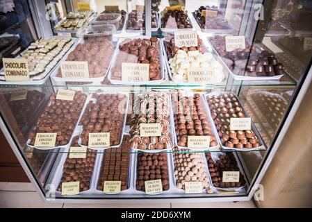 Chocolats dans un chocolatier, Plaza 25 de Mayo (place du 25 mai), sucre, Bolivie, Amérique du Sud Banque D'Images