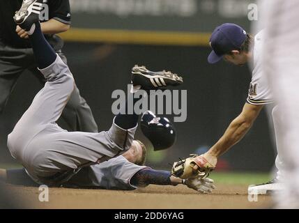 PAS DE FILM, PAS DE VIDÉO, PAS DE TV, PAS DE DOCUMENTAIRE - LE J.J. DE MILWAUKEE BREWERS Hardy s'en sort à la deuxième base de l'église Ryan des ressortissants de Washington à Miller Park à Milwaukee, WISCONSIN, USA, le 8 mai 2007. Photo de Rick Wood/Milwaukee Journal Sentinel/MCT/Cameleon/ABACAPRESS.COM Banque D'Images