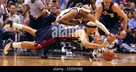 PAS DE FILM, PAS DE VIDÉO, PAS de télévision, PAS DE DOCUMENTAIRE - le Drew Gooden (avant) des Cleveland cavaliers plonge pour prendre possession du ballon contre Vince carter de New Jersey nets moins de deux minutes restantes du quatrième trimestre du match 4 de la demi-finale de la NBA Eastern Conference. Les cavaliers ont défait les filets, 87-85, à Continental Airlines Arena, à East Rutherford, NJ, USA, le 14 mai 2007. Photo de Lew Stamp/Akron Beacon Journal/MCT/Cameleon/ABACAPRESS.COM Banque D'Images