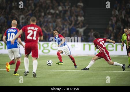 Zinedine Zidane, Christian Karembeu lors d'une exposition de football entre l'équipe nationale française de football de la coupe du monde 1998 et la FIFA 98 composée d'anciens joueurs internationaux, pour marquer le 20e anniversaire de la victoire de la coupe du monde 1998 en France, le 12 juin 2018 à l'U Arena de Nanterre, près de Paris. Photo par ELIOT BLONDT/ABACAPRESS.COM Banque D'Images