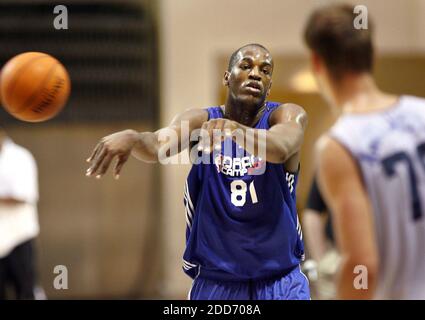 PAS DE FILM, PAS DE VIDÉO, PAS de télévision, PAS DE DOCUMENTAIRE - Ali Traore (81), de France, passe le ballon devant Antanas Kavaliauskas, de Texas A&M, lors du camp de pré-projet de la NBA à Disney's Wide World of Sports à Orlando, FL, USA, le 31 mai 2007. Photo de Stephen M. Dowell/Orlando Sentinel/MCT/Cameleon/ABACAPRESS.COM Banque D'Images