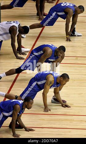 PAS DE FILM, PAS DE VIDÉO, PAS de TV, PAS DE DOCUMENTAIRE - NBA howefuls, de haut, Ron Lewis de l'État de l'Ohio, Ekene Ibekwe du Maryland, Ryvon Covile de Detroit Mercy, Coleman Collins de Virginia Tech et Bobby Brown de Cal State Fullerton se sont présentés lors d'exercices d'échauffement lors du camp de pré-tirage de la NBA au Disney's Wide World of Sports à Orlando, en Floride, aux États-Unis, le 31 mai 2007. Photo de Stephen M. Dowell/Orlando Sentinel/MCT/Cameleon/ABACAPRESS.COM Banque D'Images