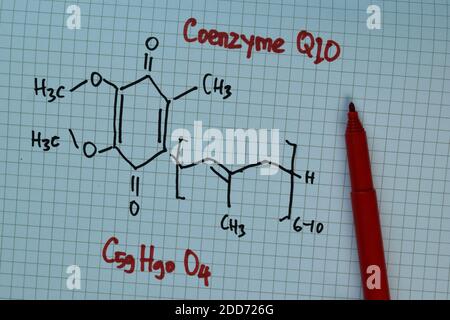 Coenzyme Q10 écrire sur un livre. Formule chimique structurelle. Concept d'éducation Banque D'Images