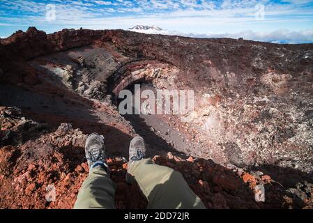 Situé sur le bord du cratère du volcan Ngauruhoe, Tongariro Alpine Crossing, Parc national de Tongariro, Île du Nord, Nouvelle-Zélande Banque D'Images