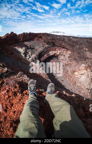 Situé sur le bord du cratère du volcan Ngauruhoe, Tongariro Alpine Crossing, Parc national de Tongariro, Île du Nord, Nouvelle-Zélande Banque D'Images