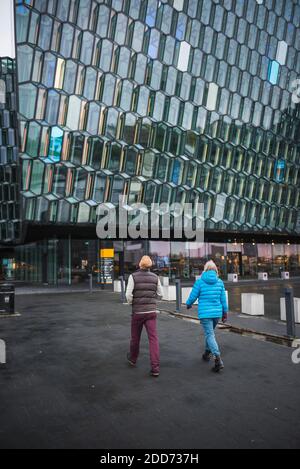 Touristes à la salle de concert et au centre de conférences Harpa, Reykjavik, Islande Banque D'Images