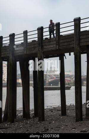 Personne sur un quai sur les rives de la Tamise, South Bank, Londres, Angleterre Banque D'Images