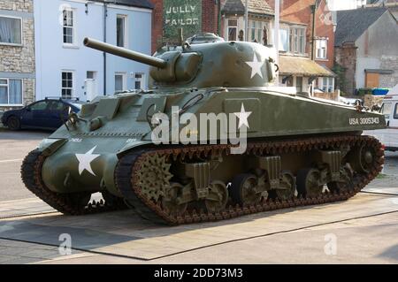 Le char Sherman historique américain M4A4, restauré et exposé devant le centre de jour Castletown et le musée de la Seconde Guerre mondiale sur l'île de Portland. Dorset, Royaume-Uni. Banque D'Images