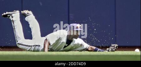 PAS DE FILM, PAS DE VIDÉO, PAS de TV, PAS DE DOCUMENTAIRE - Milwaukee Brewers's Bill Hall ne peut pas accrocher sur le ballon frappé par New York mets's Jose Reyes qui est tombé pour un single dans le sixième repas à Milwaukee, WI, USA le 2 août 2007. Photo de Benny Sieu/Milwaukee Journal Sentinel/MCT/Cameleon/ABACAPRESS.COM Banque D'Images